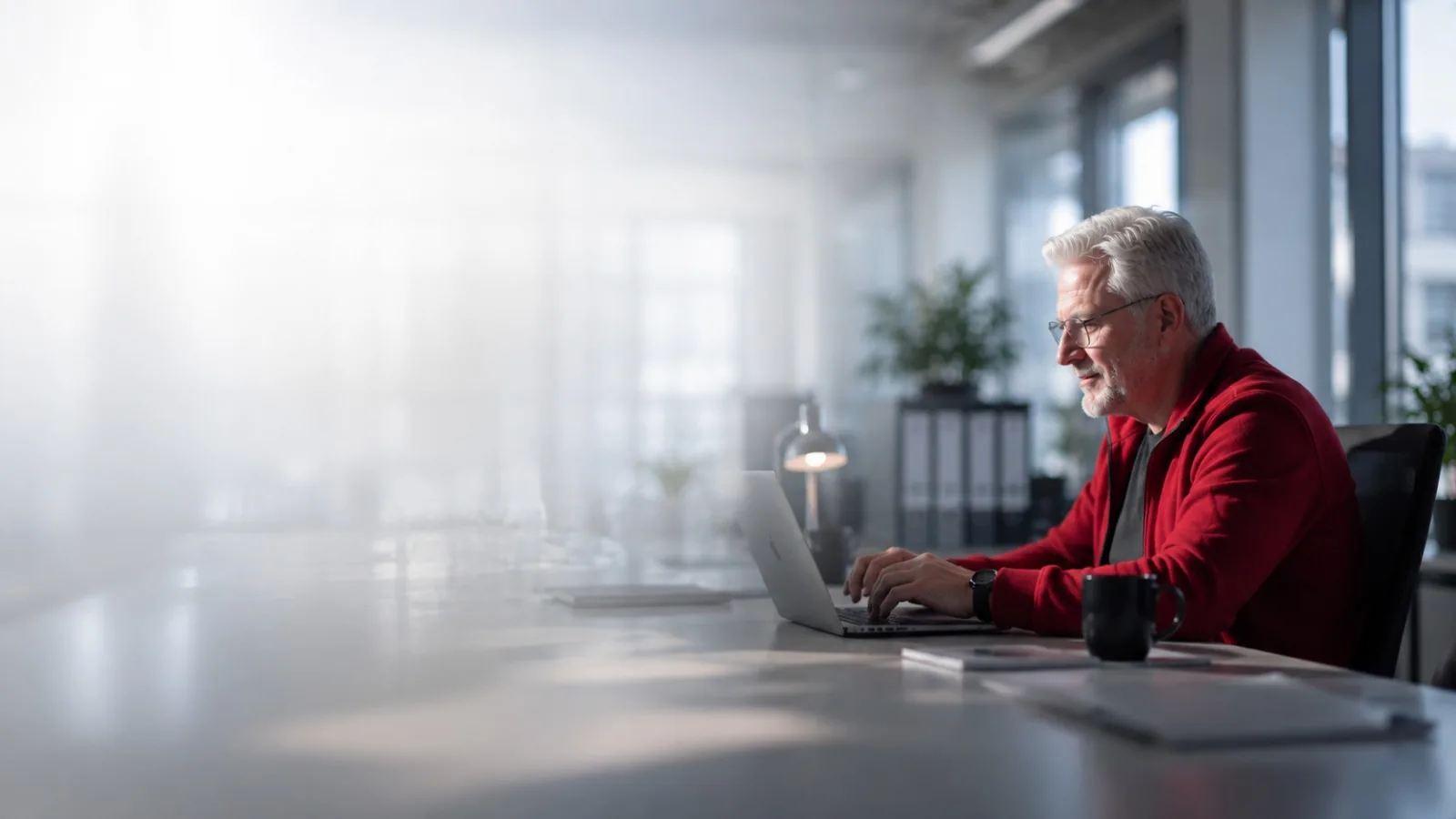 Paul Pasztor la birou