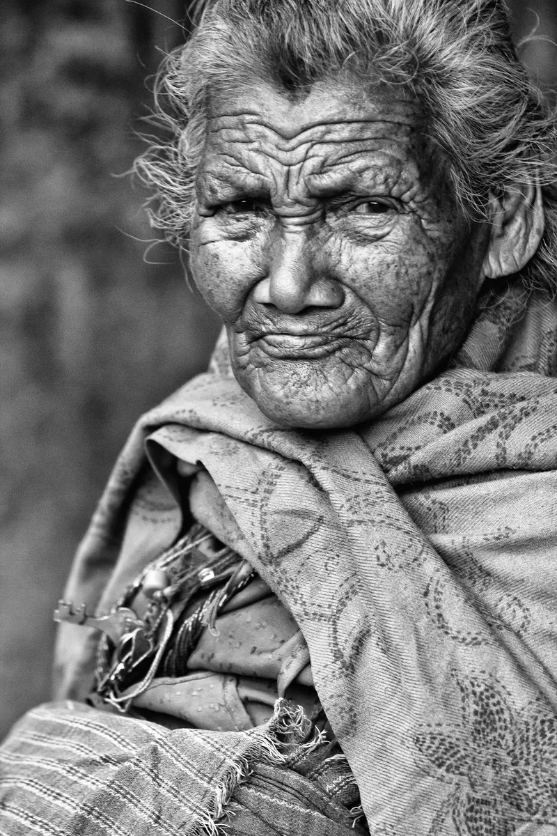 Portret alb-negru al unei femei în vârstă, fotografie de călătorie de Paul Pasztor